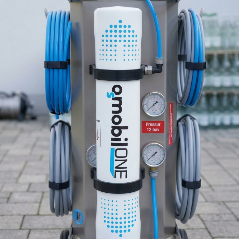 Wassertankstelle mit blauen Schläuchen und Druckanzeigen für Mobilität.